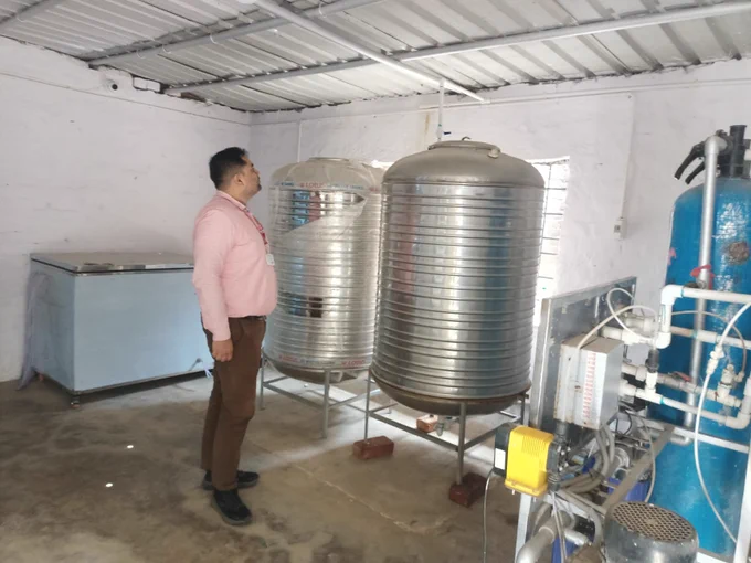 खाद्य सुरक्षा पदाधिकारी द्वारा कोडरमा, झुमरी तिलैया एवं गुमो क्षेत्र के विभिन्न वाटर प्लांटों का औचक निरीक्षण किया गया। निरीक्षण के दौरान कुछ वाटर प्लांटों में फूड लाइसेंस संबंधी अनियमितताएं पाई गईं, जिनके संचालकों को आवश्यक निर्देश दिए गए।
सभी संचालकों को स्वच्छता मानकों का पालन करने, पेयजल की गुणवत्ता की नियमित जांच कराने तथा वैध फूड लाइसेंस सुनिश्चित करने का निर्देश दिया गया। 
विदित हो कि बिना लाइसेंस संचालन एवं नियमों के उल्लंघन पर खाद्य सुरक्षा एवं मानक अधिनियम, 2006 के तहत सख्त कार्रवाई की जाएगी। 

#DistrictAdministrationKoderma Office of Chief Minister, Jharkhand IPRD Koderma