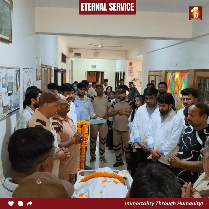 “शरीरदानी व नेत्रदानी — इंसानियत की अमर मिसाल।” 

मुज़फ्फरनगर, उत्तर प्रदेश के भाई जगमोहन इन्सां जी के देहांत के बाद उनके परिवार ने मानवता की सेवा करते हुए उनका शरीर व आंखें दान कीं।

यह सेवा केवल दान नहीं, बल्कि आने वाली पीढ़ियों के लिए ज्ञान, चिकित्सा शोध और जरूरतमंदों के जीवन में उजाला देने वाला महान कदम है।

ऐसे नेक कार्य हमें सिखाते हैं कि इंसानियत की सेवा शरीर छोड़ने के बाद भी जारी रह सकती है।
उनकी यह सेवा समाज के लिए हमेशा प्रेरणा बनी रहेगी।