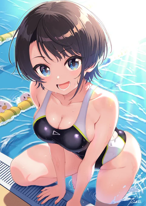 ホロライブの大空スバルのファンアート。
競泳水着姿のスバルちゃんが、屋外プールのプールサイドでこちらを見上げ明るく笑いながらこちらに呼びかけている。
髪や肌には水滴がつき、背景には青くきらめく水面とコースロープ、汗をかきながらバタ足するスバ友の姿も描かれている。
