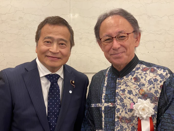左：ラサール石井
右：玉城デニー
のツーショット