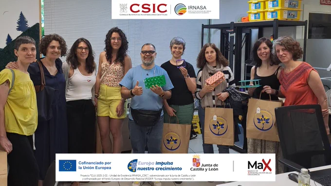 Las investigadoras del IRNASA-CSIC posan con el material junto a trabajadoras y usuarios del Centro de Rehabilitación Laboral de Arganzuela. 
