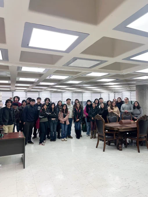 Fotografía grupal de escolares y el equipo de Sala Chle tras realización de visita guiada por Biblioteca Central UdeC.