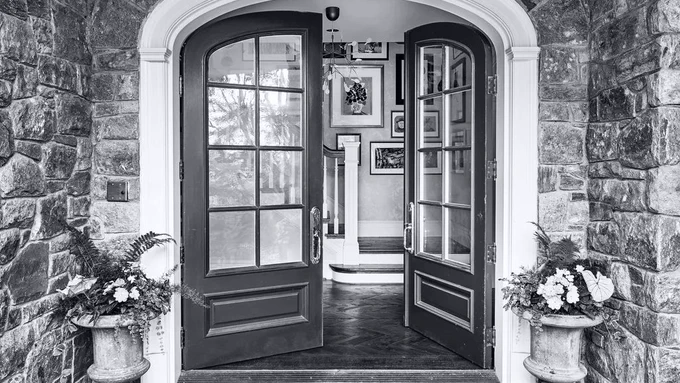 Embrace the tranquil aroma of a luxury home with an entryway fragrance, the key to warmly welcoming guests and indulging yourself upon arrival. It's your secret escape from the world, inviting peace and calm into your daily life  