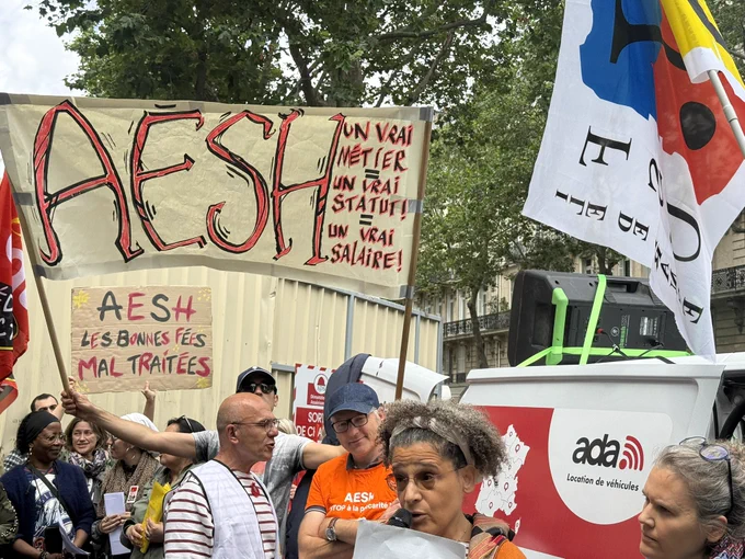 Banderole « AESH Un vrai métier, un vrai statut, un vrai salaire