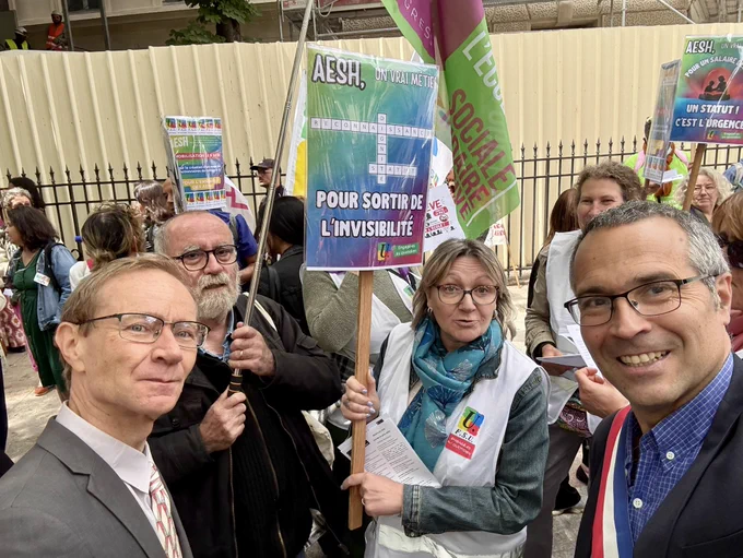 Selfie avec Jean et Johann du MdP et des AESH mobilisées.