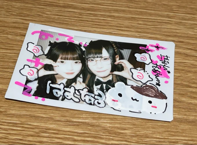 衣装黒いのも相まって撮り直しでもばり白飛びしていて草だったが、かわいいので…🆗 OPコレチェキ横、かなり好きなんですよ。(希望聞かれたら大体横でお願いしているいぬ)

な~るSUN、2日連続イベメンオーラスガチでお疲れ様すぎる。なんか後輩のSPのイベメンにたくさん呼ばれてて…あんな…Babyだったのに…とことあるごとに初お給仕の時の姿思い出し、成長に感動してしまう。
もう今年の10月になったら…丸２年(←え❓)になっちゃうのってマジ❓なんか、アキバは歴が長い人かかなりおるけど、大阪は２年となるとそこそこ先輩✨のイメージになるから…まだ先ではあるけど、なんか、時経つの早いなーと思いますね。立派な先輩として、後輩を導く立場に………涙涙 これからものんびり見守らせていただきます🎶
絵ばり気に入ってくださって神🎶たくさん使ってください🎶AI学習無断転載自作発言NGしてますが、本人に限り転載ばりばり🉑ス🎶(←❓)俺の絵ってかわいいので…🤩自慢していいですからネーン✨(自画自賛お嬢)

すわんさーんのSPのイベメン発表された時からはむな~るSUN揃うのは流石に珍しすぎるだろと思っていたが、ぐるぐる期間中も被らなかったらしい。イベメンのおかげで仲良くなれた🎶っつっててうれしかった🎶
あと‼️な~るSUN丸メガネの印象無くって、初めて見れて嬉しかった。すわんSUN、メガネ貸与ありがとう___✨ (←な~るSUNの新人リムレスの自撮り好きだったが、な~るSUNもお気に入りらしくてめっちゃアガった。他の投稿たまに消えてる印象あったけど、あの写真はずっと消えないから…)

な~るSUNから「はむちゅのメイバケのステップがガチで良い(意訳)」と聞いていたため、夜イベとても楽しみにしていたのだが、ガチではむちゅSUNって最高や_____‼️の気持ちになった。ほんまに、普段のお給仕姿から✨全力✨で大変素敵やと思っていたが、見たことない程のド緊張をかましながらも、ニコニコと楽しそうに、一生懸命performanceする姿、これぞまさに""""萌え""""だ……となって感動した。ほんまに、はむちゅSUNって人を笑顔にする才能がある。ガチで素晴らしかった。今後の成長に大期待。である。