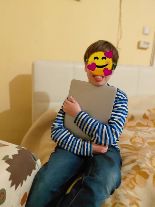 Kind mit Laptop in den Armen - Bild aus dem Verein PCs für alle https://www.pcsfueralle.at