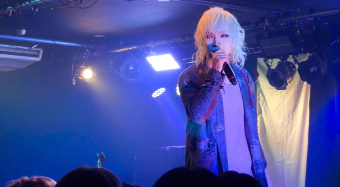 ライブ中の鬼龍院翔