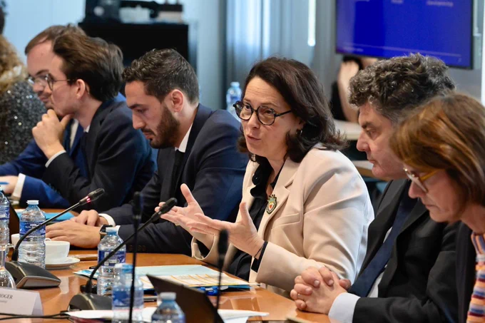 Prise de la parole de la ministre des Sports, de la Jeunesse et de la Vie associative autour de la table ronde.