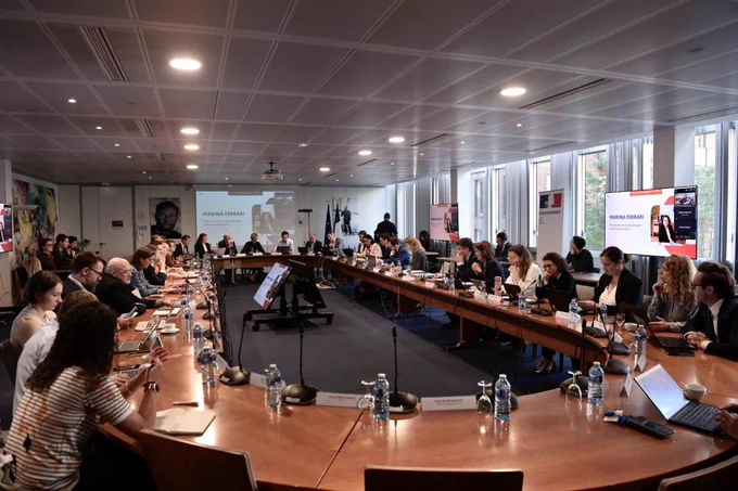 Salle de réunion avec l’ensemble des partenaires.
