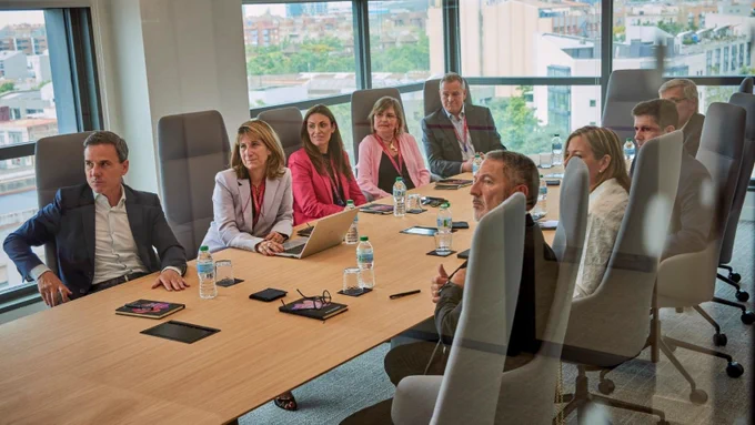 El conseller d'Empresa i Treball, Miquel Sàmper, i la Secretaria de Polítiques Digitals, Maria Galindo, en la inauguració de les noves oficines a Barcelona de Sopra Steria Catalunya