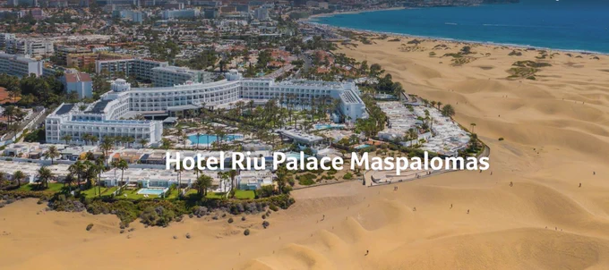 Das Bild zeigt das Hotel Riu Palace Maspalomas im Süden von Gran Canaria sowie die umliegenden Hotels und die Dünenlandschaft.