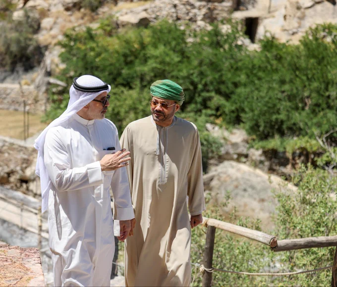صورة لمعالي السيد بدر بن حمد البوسعيدي، وزير الخارجية و معالي الشيخ جراح جابر الأحمد الصباح، وزير دولة الكويت الشقيقة خلال الجولة بولاية الجبل الأخضر.