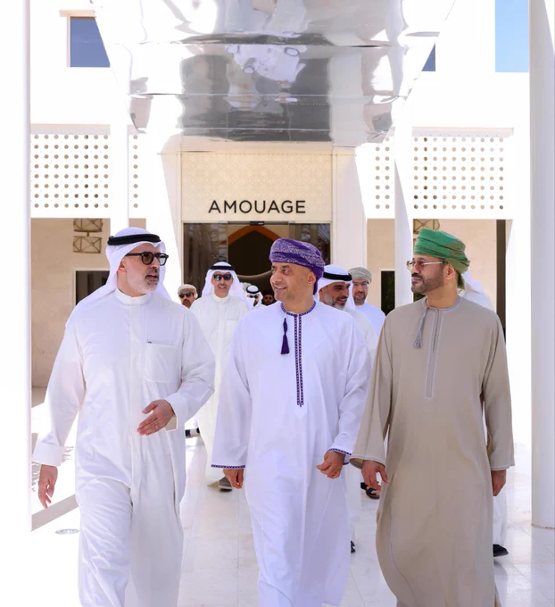 صورة لمعالي السيد بدر بن حمد البوسعيدي، وزير الخارجية و معالي الشيخ جراح جابر الأحمد الصباح وزير دولة الكويت الشقيقة خلال الجولة بولاية الجبل الأخضر.