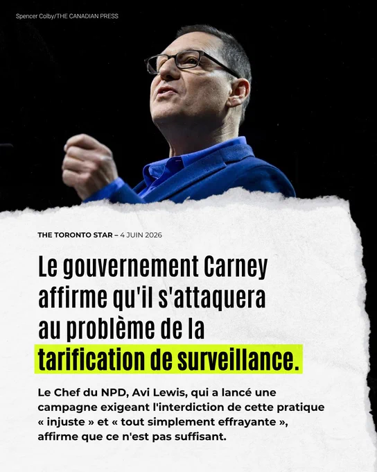 Graphique d’actualité présentant le titre suivant : « Le gouvernement Carney affirme qu’il s’attaquera à la “tarification de surveillance”. Le chef du NPD, Avi Lewis, qui a lancé une campagne réclamant l’interdiction de cette pratique “injuste” et tout simplement effrayante”, affirme que ce n’est pas suffisant. » Le graphique comporte en arrière-plan une photo d’Avi Lewis en train de s’exprimer.