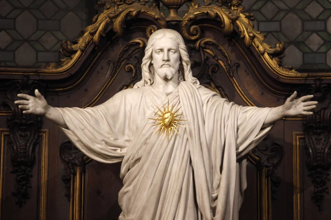 Posąg w kaplicy Najświętszego Serca Pana Jezusa w kościele pw. św. Sulpicjusza (Église Saint-Sulpice) w Paryżu, Francja; źródło: https://www.orlandodiocese.org/sacred-heart-saint-sulpice-paris-1500-56a108ba5f9b58eba4b70a6f/