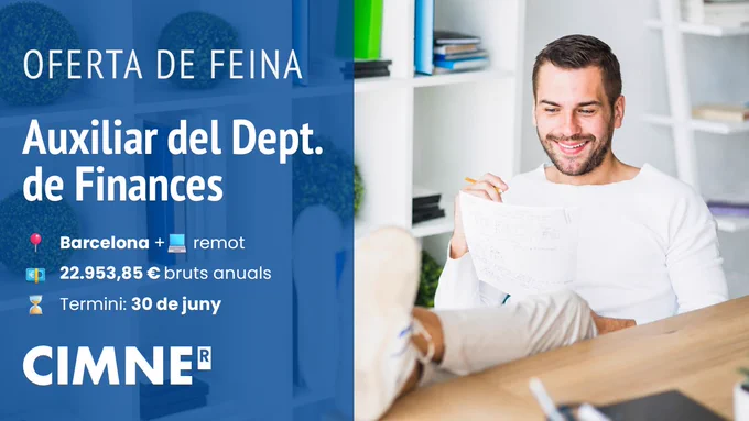 Banner d’una oferta de feina de CIMNE. A l’esquerra hi ha una franja blava translúcida sobre una llibreria de fons, amb el text: “OFERTA DE FEINA”, “Auxiliar del Dept. de Finances”, “Barcelona   remot”, “22.953,85 € bruts anuals”, “Termini: 30 de juny” i el logotip “CIMNE”. A la dreta, un home somrient amb un jersei blanc revisa uns documents assegut en un espai d’oficina lluminós, amb prestatgeries blanques al fons i una taula de fusta en primer pla.
