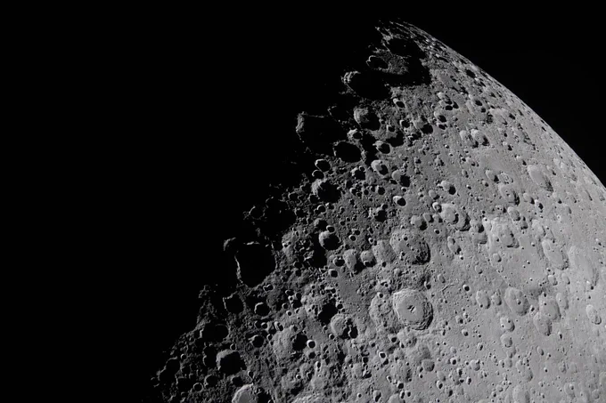 Vue rapprochée de la surface de la Lune.