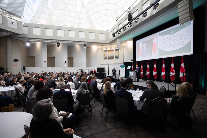 Les chefs de mission du Canada et des représentants du gouvernement sont réunis dans une salle de conférence à Ottawa pour écouter l’allocution du premier ministre Mark Carney.   