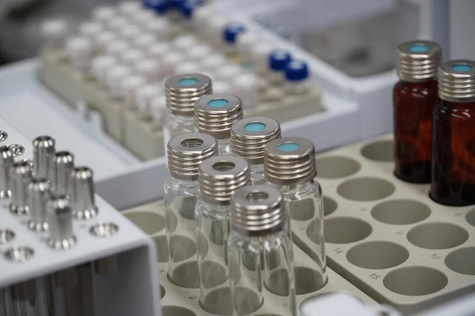Custom trays hold different kinds of vials for laboratory work.