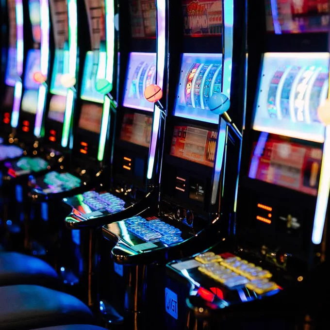 A row of slot machines in a casino | Une rangée de machines à sous dans un casino