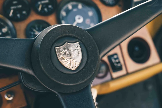 Bristol 412 classic car styled by Zagato – marque crest