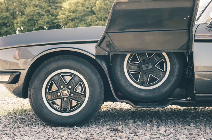 Bristol 412 classic car styled by Zagato – spare-wheel arrangement
