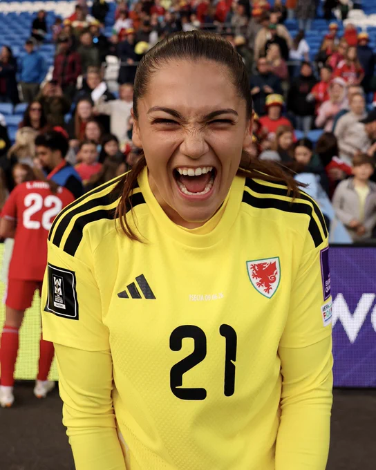 Safia Middleton-Patel celebrates Cymru’s win over Czechia.