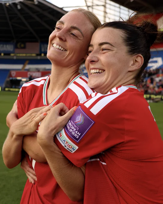 Sophie Ingle and Angharad James celebrate Cymru’s win over Czechia.