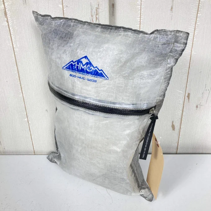 【OneSize】【 OneSize クリアー系】c2010 Hyperlite Mountain Gear Hmg ( ハイパーライトマウンテンギア ) スタッフサック ピロー Sutuff Sack Pillow 生産終了モデル 入手困難 旧タグ スリーピングシステム ピロー DCF ( ダイニーマ・コンポジット・ファブリック / キューベンファイバー ) z00058179  クリアー系 スリーピングシステム ピロー<br>
<br>
・セカンドギア在庫コード: IT7B6PULPCWS（お問い合わせの際はこちらをお伝え下さい）<br>
・メーカー: Hyperlite Mountain Gear Hmg ( ハイパーライトマウンテンギア )<br>
<br>
■生産情報<br>
<br>
・生産年: c2010<br>
<br>
■素材情報<br>
<br>
・機能: DCF ( ダイニーマ・コンポジット・ファブリック / キューベンファイバー )<br>
<br>
■サイズ情報<br>
<br>
・代表サイズ: OneSize<br>
<br>
■カラー<br>
<br>
・カラー系統: クリアー系<br>
<br>
■コンディション<br>
<br>
・グレード: 中古B<br>
<br>
※グレーディング目安　<br>
├ 新品：当店オリジナル製品<br>
├ 未使用：新古品<br>
├ 中古S：新品同様<br>
├ 中古A：美中古<br>
├ 中古B：良い状態の中古<br>
├ 中古C：通常使用可能な中古<br>
└ 中古D：通常使用困難な中古<br>
<br>
・コンディション詳細・備考: <br>■状態スコア：61 / 100 点
■状態明細：旧モデル / 若干の使用感 / 若干の汚れ（シームテープ付近などの各所） / 若干のスレ（各所）<br>
<br>
■採寸値・実測値<br>
<br>
※全て外寸値です。また、手作業による採寸および簡易な秤による計測のため、誤差はご容赦下さい。<br>
<br>
・高さ: 32cm<br>
・幅: 23cm<br>
・奥行き: 8cm<br>
・総重量（付属品等含む）: 30g<br>
<br>
■カタログスペッ...