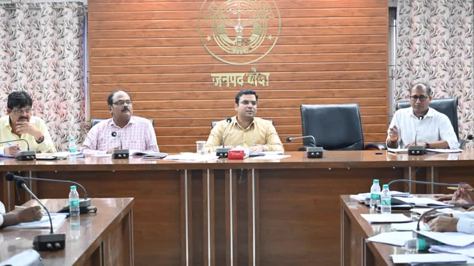 

फैमिली आईडी, फार्मर रजिस्ट्री एवं सभी विकास योजनाओं को लक्ष्य के अनुरूप समयबद्ध ढंग से पूर्ण करने पर विशेष जोर दिया गया।