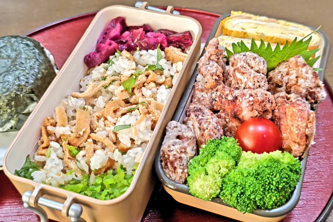 🌿混ぜ込みいなりごはん←Reraさん
🌿ごま油揉み込んだ鶏ﾓﾓ唐揚げ←ゆきちゃん
🌿たまご焼き(岩下の紅生姜入り)
🥦🍅

に

梅干し入り塩むすび(東松島の海苔)

まだ水曜日😪😪😪

今週末は何とか1日休みたい🥱😅

さて今日も頑張っていきましょう🎶