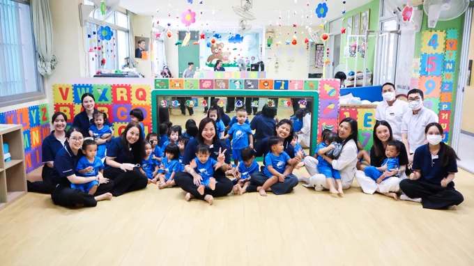 รูปที่ 3: ภาพหมู่ของทีมงานจาก Millennium Hilton Bangkok กับ คุณ วิไลเลขา สมปราชญ์ (คนที่ 3 ทางขวามือ ที่นั่งและกำลังอุ้มเด็ก) ผู้จัดการโครงการ 60 พลัส 

Picture 3: Group photo of team members from Millennium Hilton Bangkok and Ms. Wilailekha Somprach (third person on the right who is sitting and holding a kid), Manager of 60  Plus.