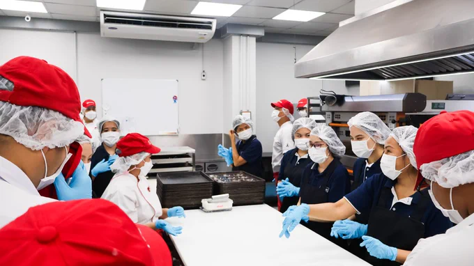 รูปที่ 2: ภาพหมู่ของทีมงานจาก Millennium Hilton Bangkok ทำขนมปังร่วมกับผู้พิการ

Picture 2: Group photo of team members from Millennium Hilton Bangkok baking the bakeries with persons with disabilities.