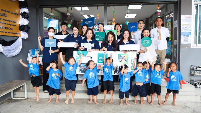 รูปที่ 3: ภาพหมู่ของทีมงานจาก Millennium Hilton Bangkok กับ คุณ วิไลเลขา สมปราชญ์ (แถวที่ 2 คนที่ 1 ทางขวามือ) ผู้จัดการโครงการ 60 พลัส 

Picture 3: Group photo of team members from Millennium Hilton Bangkok and Ms. Wilailekha Somprach (Second row, first person on the left), Manager of 60  Plus.