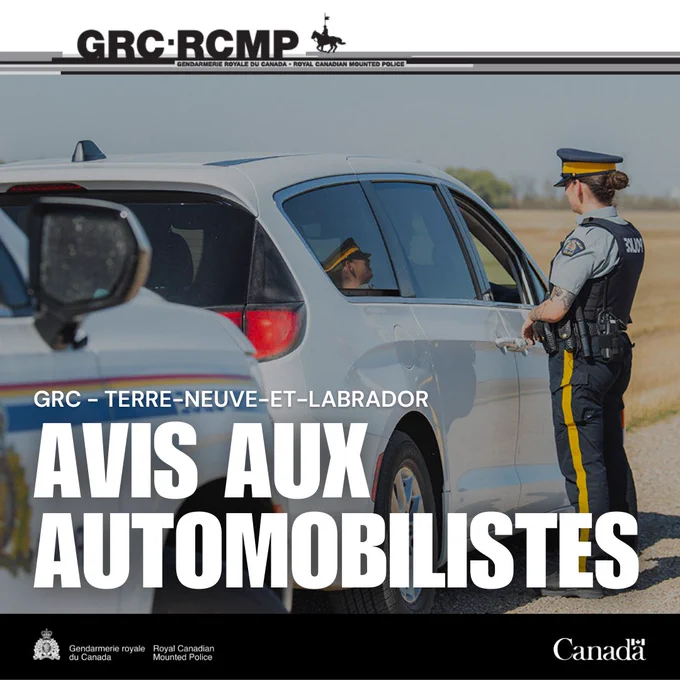 Image d’une policière de la GRC à la fenêtre d’un véhicule dans l’accotement d’une route. On voit aussi le véhicule de police de la GRC à l’avant-plan.
Les mots « MISE À JOUR – CIRCULATION » et « GRC – TERRE-NEUVE-ET-LABRADOR » figurent sur l’image.