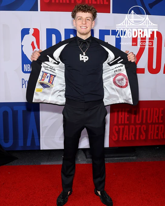 Brandin Podziemski showing the inside of his suit jacket on the red carpet of the 2023 NBA Draft.