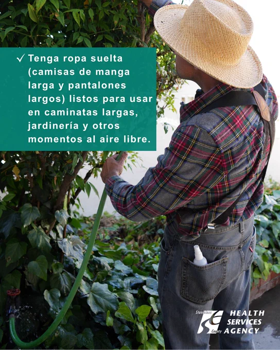 Un hombre está trabajando en el jardín con repelente de insectos en los bolsillos y vestido con ropa holgada.