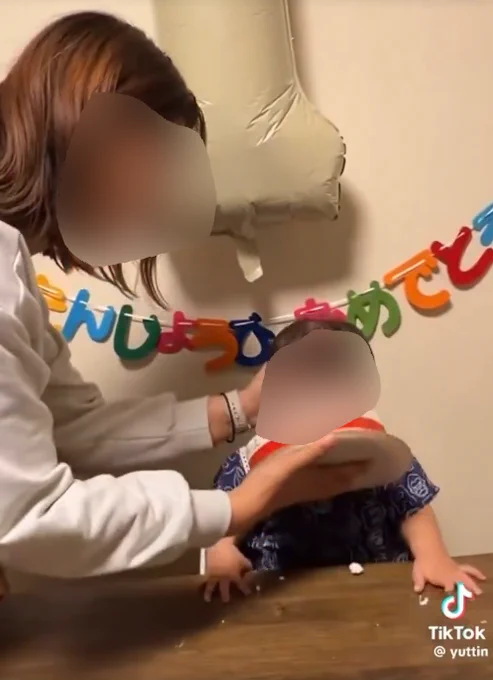 Mujer adulta presiona la cara de bebe que cumple 1 año contra una tarta haciéndole llorar. Y publica el vídeo en redes sociales.