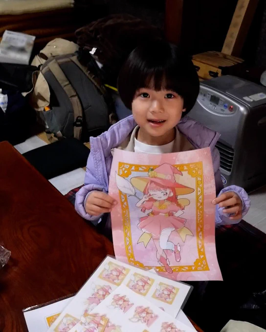 撮影のオフショット。
劇中に登場するアニメキャラクター「フルルン」のポスターを持って
にっこり笑う、雲井陽太（くもい・ひなた）役の山本弓月（やまもと・ゆづき）さん。