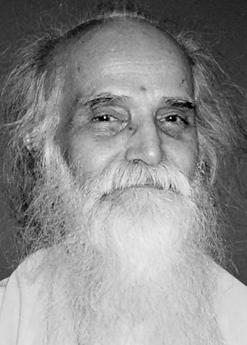 10-06-2026

அன்பர்களின் கேள்விகளும் அருள்தந்தையின் பதில்களும்

❓ கேள்வி: சுவாமிஜி! ஜீவசமாதி என்பது என்ன? அதுபற்றிய விவரத்தைக் கூறுமாறு கேட்டுக் கொள்கிறேன்.

✅ பதில்: ஒருவர் தவத்தின் மூலமாகவும், தற்சோதனையின் மூலமாகவும் தன்னுடைய உயிரைத் தூய்மை செய்து முழுமைப்பேறு நிலையடைந்தும், காயகல்பத்தின் மூலமாகத் தன் வித்துவைக் கெட்டிப்படுத்தியும், உலக வாழ்க்கையில் தான் செய்ய வேண்டிய கடமையெல்லாம் செய்து நிறைவு பெற்றும், இனிமேல் நான் இவ்வுலகில் சாதிப்பதற்கு ஒன்றுமில்லை என்ற எண்ணத்தைப் பெற்றும் விட்டால், மனதை இறைநிலையோடு இணைத்துவிட்டு லம்பிகா யோகத்தின் மூலம் உயிரை உடலோடு சுவரச் செய்து விடுவார்கள்.

முன்னமே செய்திருந்த ஏற்பாட்டின்படி சீடர்கள் உடலைப் புதைத்துவிடுவார்கள். மனஇயக்கம், உடல்இயக்கம் நின்றுவிட்டாலும் இந்த உடலைவிட்டு ஜீவன் பிரியாதிருப்பதால் உடல் கெடாமல் இருக்கும். இதுவே ஜீவசமாதி.

இதேபோலத் தமிழ்நாட்டில் மகான்கள் அடக்கமான பதினெட்டு ஸ்தலங்கள் உள்ளன. பழனி, திருப்பதி, சிதம்பரம், வைத்தீஸ்வரன்கோவில் போன்ற இடங்களிலெல்லாம் சித்தர்கள் அடக்கமாயிருக்கிறார்கள்.

அந்த இடத்தின் மேல் நம் முன்னோர்கள் சிலைகளை வை