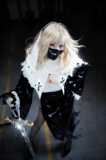 RubberBunny品牌设计款神缚修女乳胶衣，低角度工业风拍摄，模特身着服饰，十字架与紧致束缚感完美碰撞，带锁拉链模拟神圣启封仪式，裙摆拉链可从脚踝攀升至腰际，搭配发光锁链圣剑道具，注入少女心的禁忌幻想
