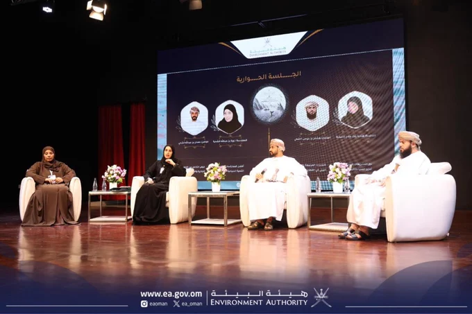 صورة للجلسة الحوارية في الملتقى التشريعي البيئي بعنوان "السياحة البيئية في ظل التشريعات.. مدى المواكبة والامتثال البيئي"، والتي نظمته هيئة البيئة بمحافظة مسندم تحت رعاية سعادة الشيخ والي خصب، وبحضور عدد من مسؤولي الجهات الحكومية والمهتمين بالسياحة البيئية، لاستعراض أفضل الممارسات وفرص الاستثمار في القطاع ومناقشة دور التشريعات البيئية في تعزيز الاستدامة.