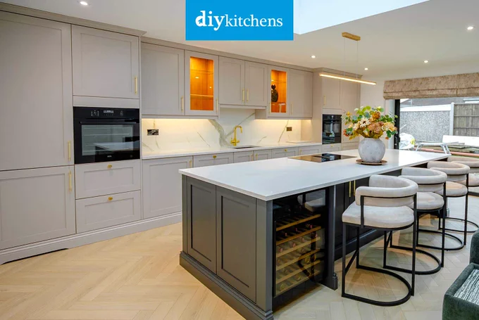 An Innova Bramley Cashmere & Carbon Shaker #kitchen | DIY Kitchens