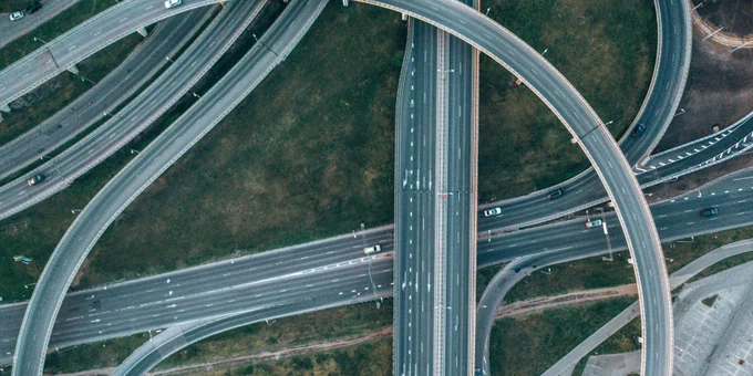 Cruce de autovías cerca de una metrópoli