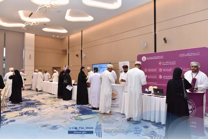 الحضور خلال المعرض وهم يتعرفون على اهم المنتجات التأمينية