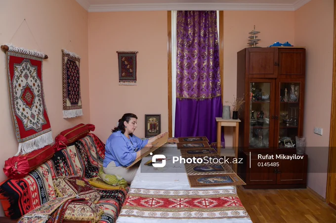 🎨 Mozaika ustası Xatirə Tapdıqova 

👩 Mozaika ustası Xatirə Tapdıqova 📅 1970-ci ildə Sumqayıt şəhərində anadan olub. 📐 İxtisasca memar-dizayner olan sənətkar ⏳ 22 yaşından etibarən mozaika sənəti ilə məşğul olmağa başlayıb. 📜 O, yaradıcılığında əsasən Şərq ədəbiyyatından ilham aldığını, xüsusilə 🖋 Nizami Gəncəvinin “Xəmsə”si əsasında yaradılmış miniatürlərdəki qadın obrazlarının ona böyük təsir göstərdiyini bildirir.

 🖼 Xatirə Tapdıqovanın Nizami Gəncəvi, Firdovsi və Cami kimi klassiklərin əsərlərinə həsr etdiyi miniatürlər həm qədim ənənələri yaşadır, 🔄 həm də müasir bədii yanaşmanı özündə əks etdirir. 🐚 O, əsərlərini sədəflərlə mikromozaika üslubunda hazırlayır.  🪵 Bu incə və zəhmət tələb edən texnikada əsas məqsəd ideyanı sədəf və ya taxta üzərində dəqiq şəkildə ifadə etməkdir. 

 📸 Daha çox foto və məlumat üçün link:⤵️
https://photostock.az/media/6A290218BBB14

#mozaika #photostockaz #mozaikaustası #bakı #azərbaycan