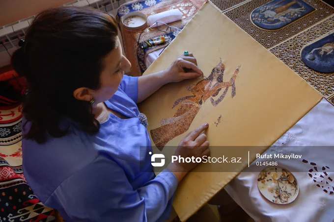🎨 Mozaika ustası Xatirə Tapdıqova 

👩 Mozaika ustası Xatirə Tapdıqova 📅 1970-ci ildə Sumqayıt şəhərində anadan olub. 📐 İxtisasca memar-dizayner olan sənətkar ⏳ 22 yaşından etibarən mozaika sənəti ilə məşğul olmağa başlayıb. 📜 O, yaradıcılığında əsasən Şərq ədəbiyyatından ilham aldığını, xüsusilə 🖋 Nizami Gəncəvinin “Xəmsə”si əsasında yaradılmış miniatürlərdəki qadın obrazlarının ona böyük təsir göstərdiyini bildirir.

 🖼 Xatirə Tapdıqovanın Nizami Gəncəvi, Firdovsi və Cami kimi klassiklərin əsərlərinə həsr etdiyi miniatürlər həm qədim ənənələri yaşadır, 🔄 həm də müasir bədii yanaşmanı özündə əks etdirir. 🐚 O, əsərlərini sədəflərlə mikromozaika üslubunda hazırlayır.  🪵 Bu incə və zəhmət tələb edən texnikada əsas məqsəd ideyanı sədəf və ya taxta üzərində dəqiq şəkildə ifadə etməkdir. 

 📸 Daha çox foto və məlumat üçün link:⤵️
https://photostock.az/media/6A290218BBB14

#mozaika #photostockaz #mozaikaustası #bakı #azərbaycan