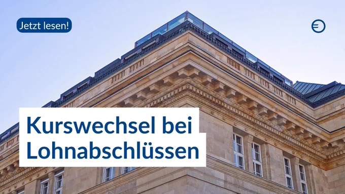 Das Bild zeigt ein historisches Gebäude mit vielfältigen architektonischen Details.