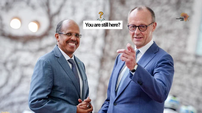 Zwei Männer in Business-Kleidung stehen und lächeln bei Tageslicht im Freien.